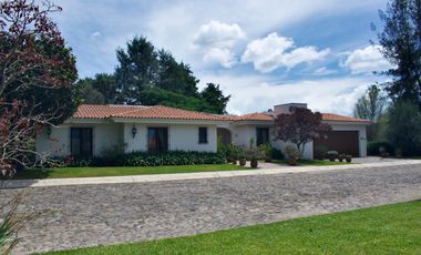 Casa con amplias áreas verdes Rancho Santa Anita