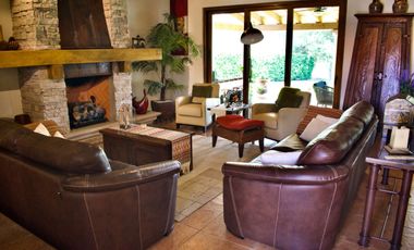 Casa con amplias áreas verdes Rancho Santa Anita