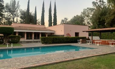 Casa con amplias áreas verdes Rancho Santa Anita