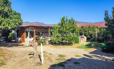 Leon Propiedades vende sitio con casa y un departamento en sector Lo Águila, Curacaví.