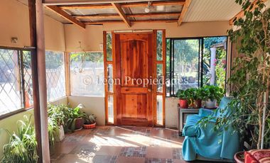 Leon Propiedades vende sitio con casa y un departamento en sector Lo Águila, Curacaví.