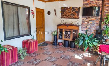 Leon Propiedades vende sitio con casa y un departamento en sector Lo Águila, Curacaví.