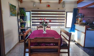 Leon Propiedades vende sitio con casa y un departamento en sector Lo Águila, Curacaví.