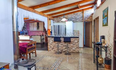 Leon Propiedades vende sitio con casa y un departamento en sector Lo Águila, Curacaví.