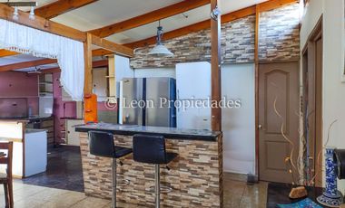 Leon Propiedades vende sitio con casa y un departamento en sector Lo Águila, Curacaví.