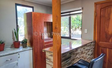 Leon Propiedades vende sitio con casa y un departamento en sector Lo Águila, Curacaví.