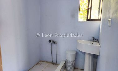 Leon Propiedades vende sitio con casa y un departamento en sector Lo Águila, Curacaví.