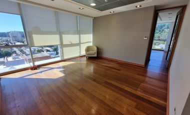 Oficina centro plaza (cochrane entre anibal pinto y caupolican) recepcion, gran privado, 2 baños y 1 estacionamiento