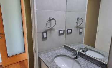 Oficina centro plaza (cochrane entre anibal pinto y caupolican) recepcion, gran privado, 2 baños y 1 estacionamiento