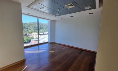 Oficina centro plaza (cochrane entre anibal pinto y caupolican) recepcion, gran privado, 2 baños y 1 estacionamiento