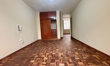 Casa De 3 Pisos Cerca A Plaza Bandera Y Parque Enrejado