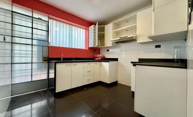 Casa De 3 Pisos Cerca A Plaza Bandera Y Parque Enrejado