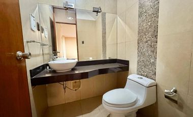 Casa De 3 Pisos Cerca A Plaza Bandera Y Parque Enrejado