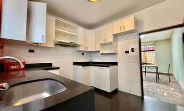 Casa De 3 Pisos Cerca A Plaza Bandera Y Parque Enrejado