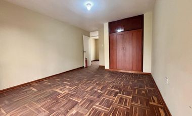 Casa De 3 Pisos Cerca A Plaza Bandera Y Parque Enrejado