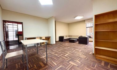 Casa De 3 Pisos Cerca A Plaza Bandera Y Parque Enrejado