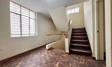 Casa De 3 Pisos Cerca A Plaza Bandera Y Parque Enrejado