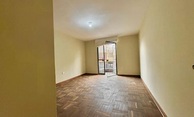 Casa De 3 Pisos Cerca A Plaza Bandera Y Parque Enrejado