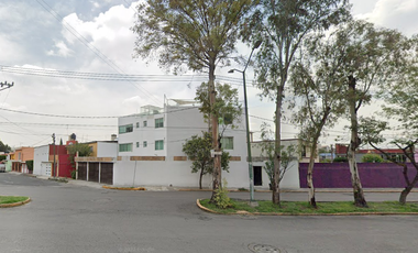 ¡Casa Remodelada de 4 Niveles con Estilo Minimalista y Gran Potencial de Renta!