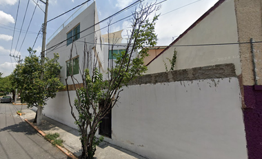 ¡Casa Remodelada de 4 Niveles con Estilo Minimalista y Gran Potencial de Renta!