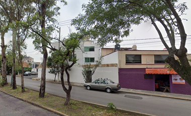 ¡Casa Remodelada de 4 Niveles con Estilo Minimalista y Gran Potencial de Renta!