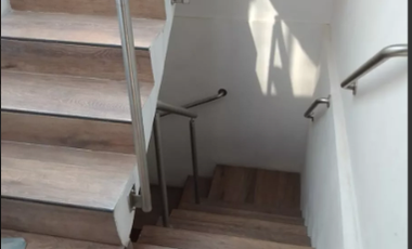¡Casa Remodelada de 4 Niveles con Estilo Minimalista y Gran Potencial de Renta!