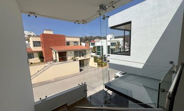 ESPECTACULAR CASA DE DOS NIVELES EN PREVENTA CON JARDÍN PLANO EN BOSQUE ESMERALDA.