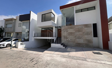 ESPECTACULAR CASA DE DOS NIVELES EN PREVENTA CON JARDÍN PLANO EN BOSQUE ESMERALDA.