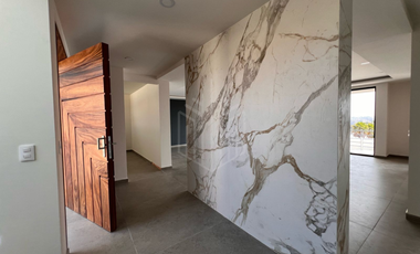 ESPECTACULAR CASA DE DOS NIVELES EN PREVENTA CON JARDÍN PLANO EN BOSQUE ESMERALDA.