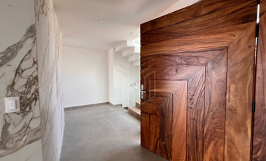 ESPECTACULAR CASA DE DOS NIVELES EN PREVENTA CON JARDÍN PLANO EN BOSQUE ESMERALDA.