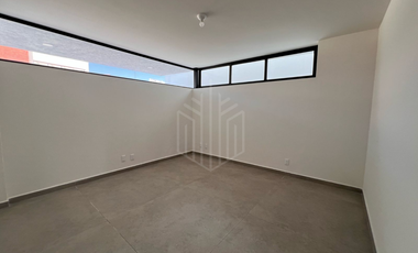 ESPECTACULAR CASA DE DOS NIVELES EN PREVENTA CON JARDÍN PLANO EN BOSQUE ESMERALDA.