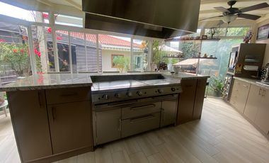 CASA DE LUJO DE UNA PLANTA EN URB PRIVADA CUMBAYA (PROX RUTA VIVA)