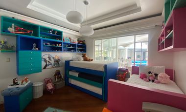 CASA DE LUJO DE UNA PLANTA EN URB PRIVADA CUMBAYA (PROX RUTA VIVA)