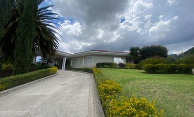 CASA DE LUJO DE UNA PLANTA EN URB PRIVADA CUMBAYA (PROX RUTA VIVA)