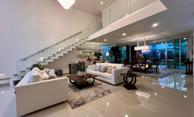 Elegante casa en venta con jardín plano en condado de sayavedra.