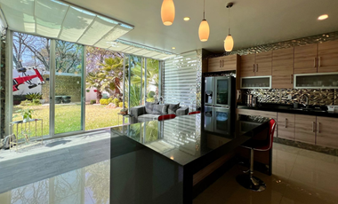 Elegante casa en venta con jardín plano en condado de sayavedra.