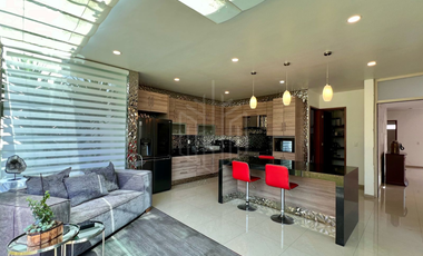 Elegante casa en venta con jardín plano en condado de sayavedra.