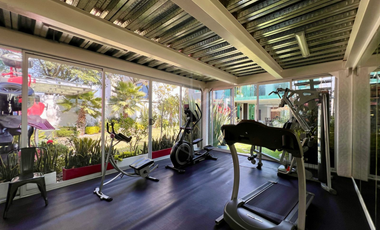 Elegante casa en venta con jardín plano en condado de sayavedra.