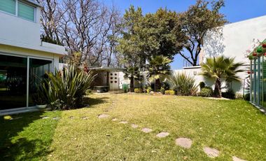 Elegante casa en venta con jardín plano en condado de sayavedra.