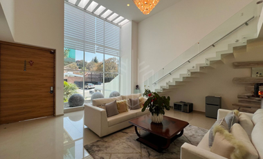 Elegante casa en venta con jardín plano en condado de sayavedra.