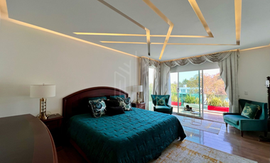 Elegante casa en venta con jardín plano en condado de sayavedra.