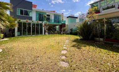 Elegante casa en venta con jardín plano en condado de sayavedra.
