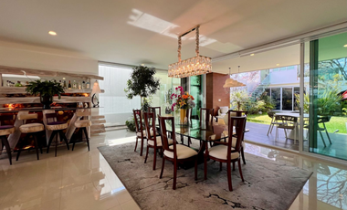 Elegante casa en venta con jardín plano en condado de sayavedra.