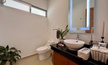 Elegante casa en venta con jardín plano en condado de sayavedra.