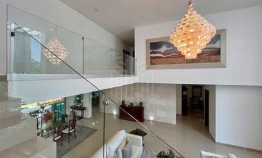 Elegante casa en venta con jardín plano en condado de sayavedra.