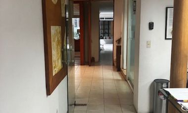 EDIFICIO DE OFICINAS DE TRES NIVELES,  CON EXCELENTE UBICACIÓN