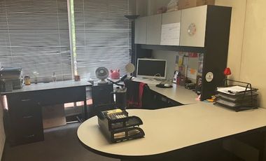 EDIFICIO DE OFICINAS DE TRES NIVELES,  CON EXCELENTE UBICACIÓN