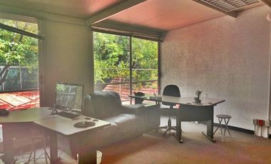 EDIFICIO DE OFICINAS DE TRES NIVELES,  CON EXCELENTE UBICACIÓN