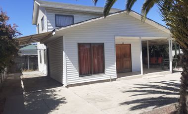 AMPLIA CASA ESQUINA DE UN PISO EN CONDOMINIO CERRADO , CENTRO DE ALGARROBO