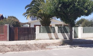 AMPLIA CASA ESQUINA DE UN PISO EN CONDOMINIO CERRADO , CENTRO DE ALGARROBO